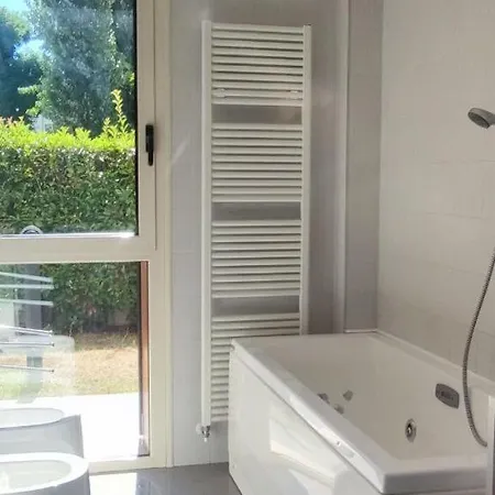 Glamour House, Comoda A Tutti I Servizi Parma